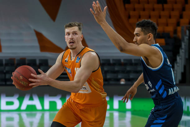 展现出的坚 展现出的坚